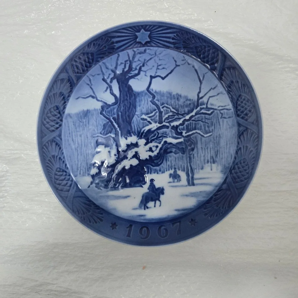 Royal Copenhagen 1967 Christmas Plate The Royal Oak Kai Lange Blue White Denmark